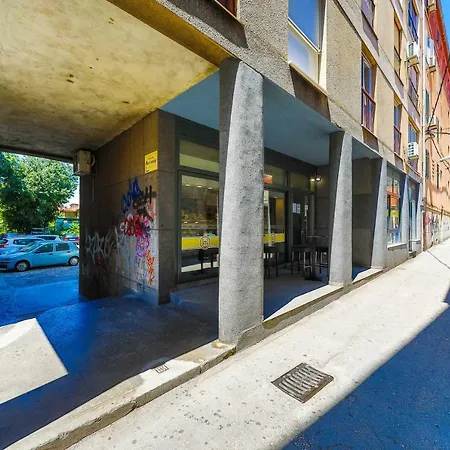 Le Grey, Modern & Luxurious In Centre Split