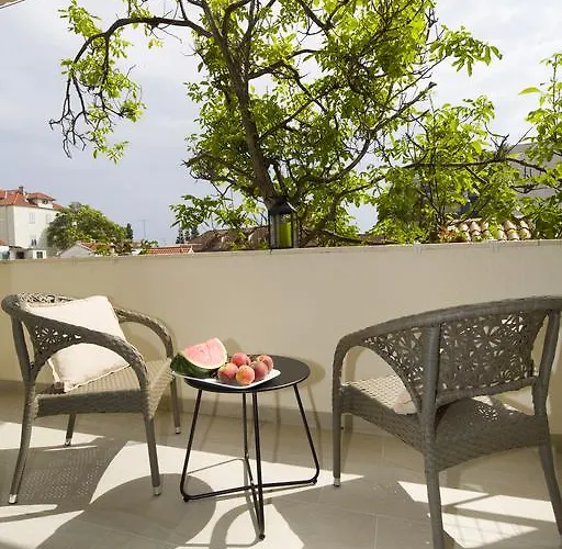 Le Grey, Modern & Luxurious In Centre Split