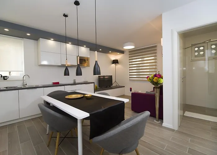 Le Grey, Modern & Luxurious In Centre Split