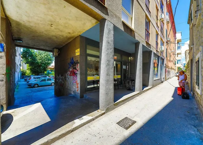 Le Grey, Modern & Luxurious In Centre Split