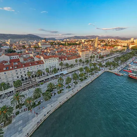 Le Grey, Modern & Luxurious In Centre Apartment