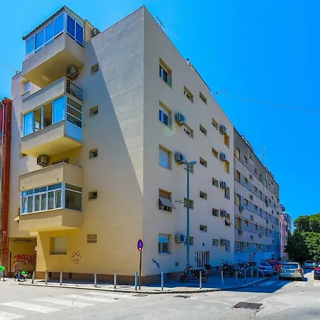 Le Grey, Modern & Luxurious In Centre Split