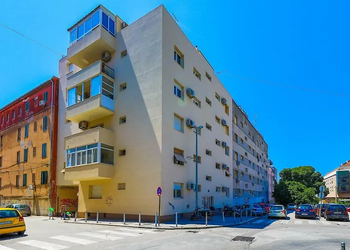 Le Grey, Modern & Luxurious In Centre Split